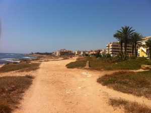 Strandpromenaden  mot mar azul o Punta prima..